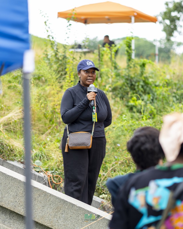 A MIHEI organiser welcomes participants before the race